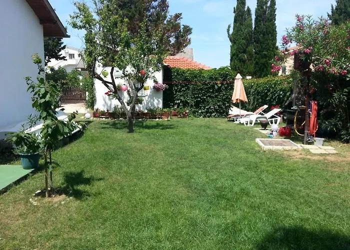 In Sabunike Mit Terrasse, Klimaanlage, W-lan *